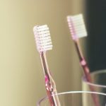 口内ケア!回転式の電動歯ブラシを使って舌苔を簡単に取る方法
