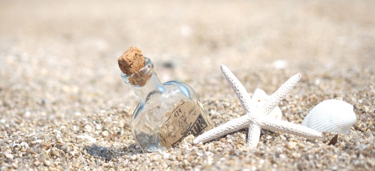 砂浜と瓶
