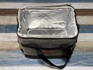 フタの開いたクーラーボックス